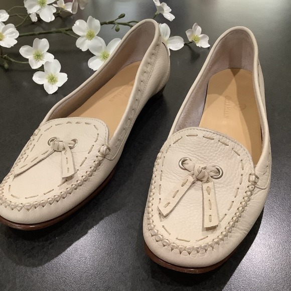 Cole Haan Pebbled Leather Mini Heel Moccasins Bow Grommet Contrast Stitch Bone - Picture 3 of 13
